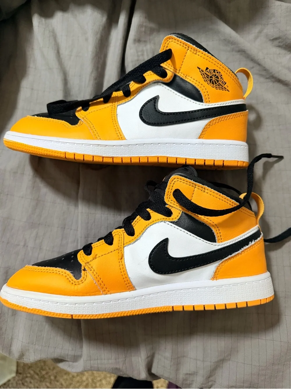 Air Jordan 1 Mid Taxi Black Toe Yellow Pollen youth Size 3Y Nike